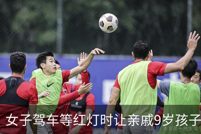 女子驾车等红灯时让亲戚9岁孩子下车取餐，开车门时与电动车碰撞致人死亡，女子获刑10个月缓刑1年